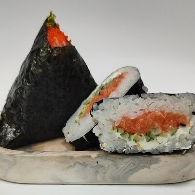 Онигири с креветкой в АмиРолл по цене 256 ₽