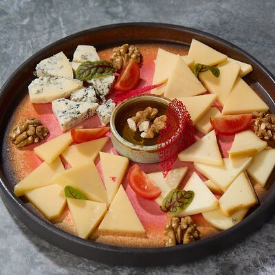 Сырная тарелка в Балканский гурман по цене 1200 ₽