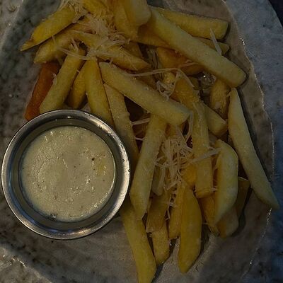 Картофель фри с пармезаномв Суши-бар Якудза по цене 530 ₽
