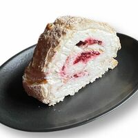 Меренговый рулет с малиной в Кафе Миндаль
