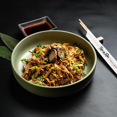 Пряная яичная лапша со свининой и грибами цаогу в Том и ям по цене 990 ₽