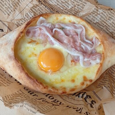 Хачапури по-аджарски с беконом в Гостиный дворик по цене 610 ₽