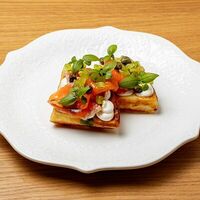 С лососем, сливочным кремом, огурцом и каперсами в Sota