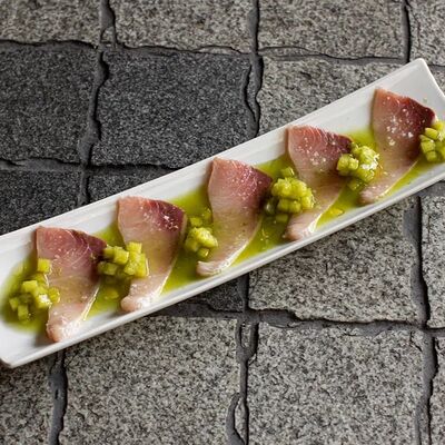 Крудо из желтохвоста, соус из испанского сидра, зеленое яблоко в Padron по цене 2500 ₽