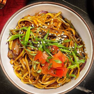 Жареная лапша с овощами в Kirova street по цене 300 ₽