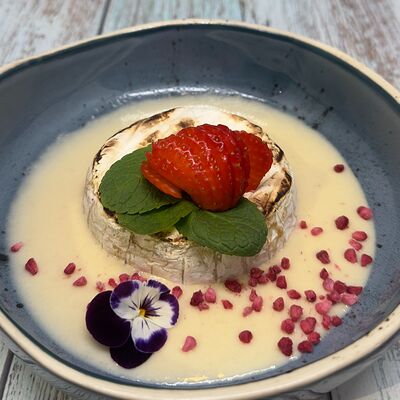 Камамбер с грушевым крем-соусом в Сова по цене 975 ₽