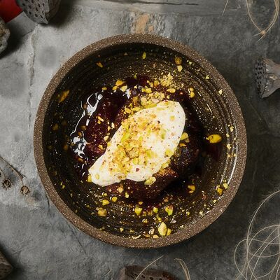 Печеная свекла с соусом из черной смородины в Zanzibar по цене 540 ₽