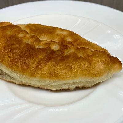 Пирожок с луком и яйцом в КафеПельмешкин дворик по цене 130 ₽