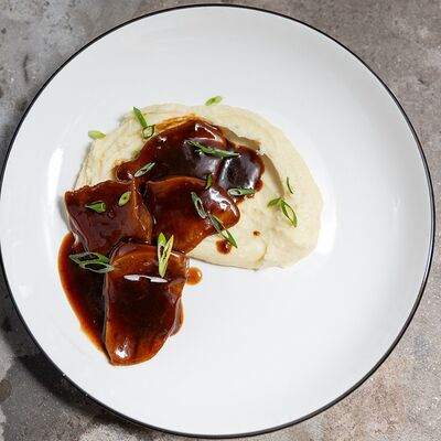 Говяжий язык с картофельным пюре и соусом Демигляс в ЗоЗо по цене 595 ₽