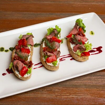 Брускетта с ростбифом в Кнедлик по цене 740 ₽