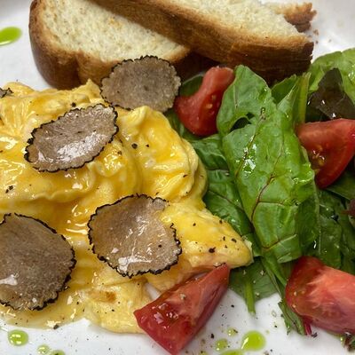 Скрэмбл с черным трюфелем листьями салата и хрустящим бриошем в Западный сад ! по цене 1100 ₽