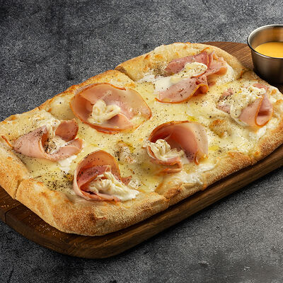 Пицца с тамбовским окороком в BeerLogovo по цене 840 ₽