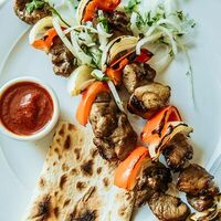 Шашлык из филе баранины с овощами в Чаплин