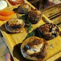 Шампиньоны фаршированные в Мангале