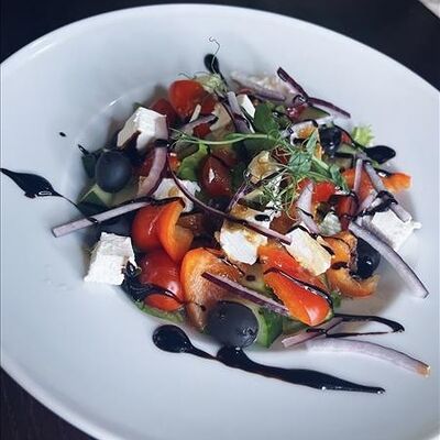 Фрау салат- овощной салат с сыром фета в Генрих и Генриетта по цене 350 ₽