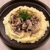 Бефстроганов из говядины с грибами и с картофельным пюре в Мама Сова по цене 690