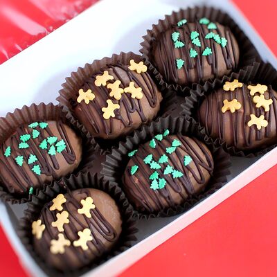 Набор пирожных Картошка в шоколаде с хрустящей вафлей и новогодним декором в Miracle bakery по цене 1590 ₽