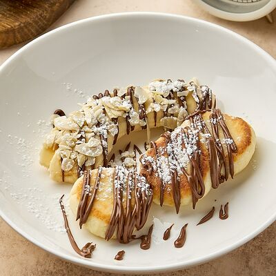 Сырники с шоколадной пастой, бананом и миндалем в Хлеб & Булки по цене 660 ₽