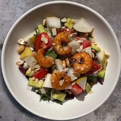 Салат с креветкой, авокадо и грушей в ЗоЗо по цене 615 ₽