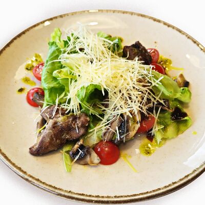 Салат с тёплой печенью цыплёнка в Мерано по цене 395 ₽