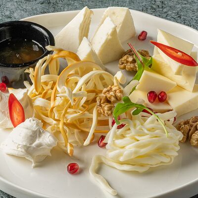 Плато из разных сыров Кавказа в Татевик по цене 1364 ₽