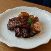 Свиные ребра BBQ с обжаренным картофелем, квашеной капустой и маринованными огурчиками в Васильки по цене 1067