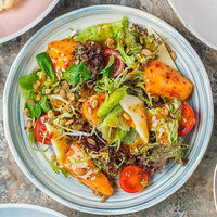 Теплый салат с лососем в Двор Помидор