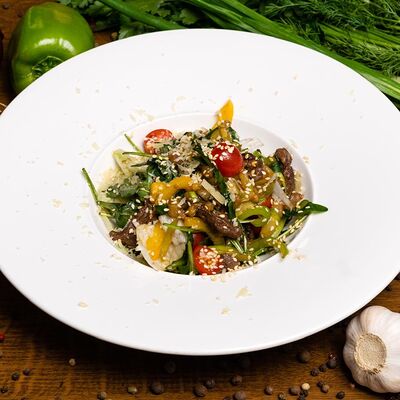 Тёплый салат с говяжьей вырезкой и овощамив Кухня радости по цене 830 ₽