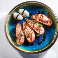 Запеченные мидии под соусом тобико в Сакура