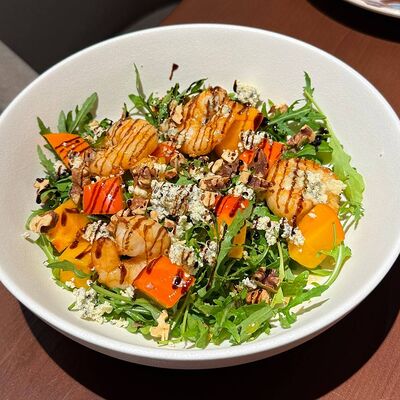 Салат с креветками и сыром дорблю в Pizzeria by Cheeseria по цене 980 ₽