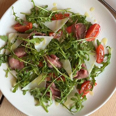 Салат с ростбифомв МамаМиа по цене 660 ₽