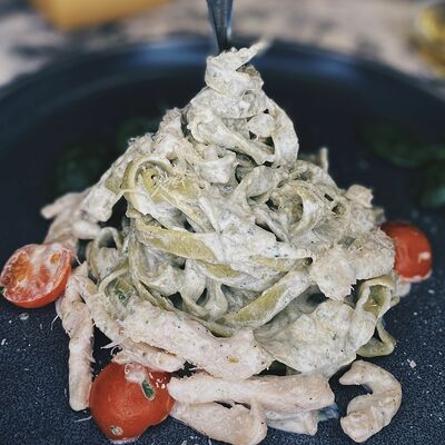 Шпинатная паста с курицей и черри в Гастробар DOM по цене 390