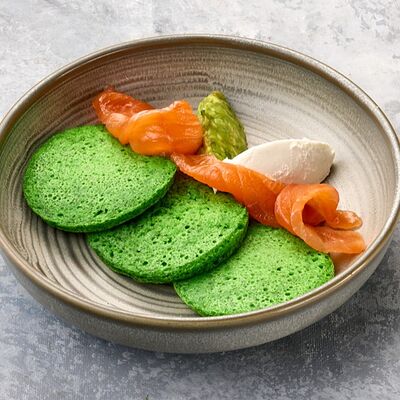 Шпинатные оладьи с лососем в На Парах по цене 450