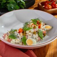 Оливье с копченой куриной грудкой в BBQ Beer Restaurant