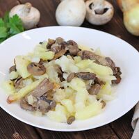 Картофель жареный с грибами и лукомв Свежов