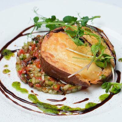 Печеный сыр Аланталь с овощным тартаром в Cafeshion по цене 630 ₽