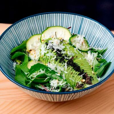 Зеленый салат с авокадо и пармезаном в Tsunami по цене 700 ₽