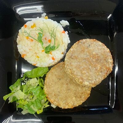 Биточки из сома с рисом и овощами в Карасёвня по цене 444 ₽