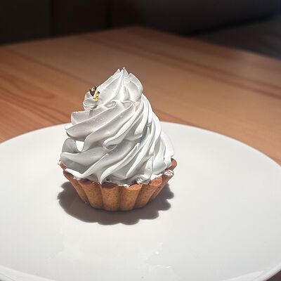 Корзиночка с меренгойв Любовь на десерт по цене 170 ₽