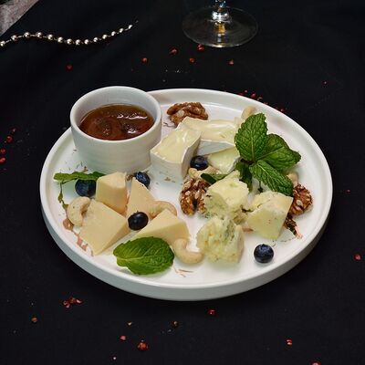 Сырное ассорти в Правда по цене 1100 ₽