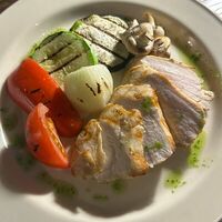 Филе цыпленка с овощами на гриле в Леопольд