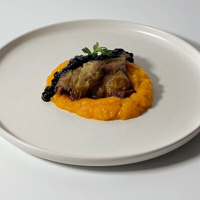 Утка конфи с морковным пюре в URBAN Lounge по цене 1080 ₽