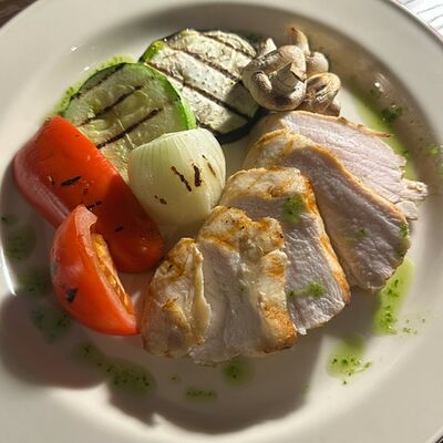 Филе цыпленка с овощами на гриле в Леопольд по цене 690 ₽