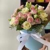 Композиция Микс роз в шляпной коробкев FLORISTICA по цене 6250