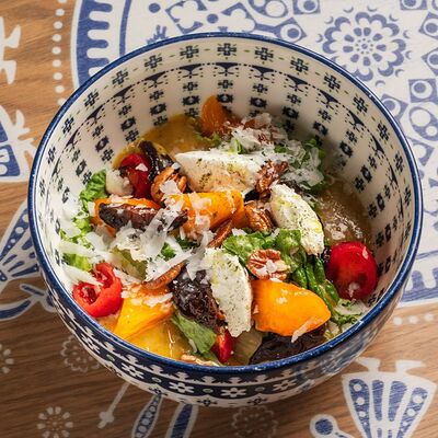 Салат с хурмой и овечьим сыром в Дзеими по цене 608 ₽