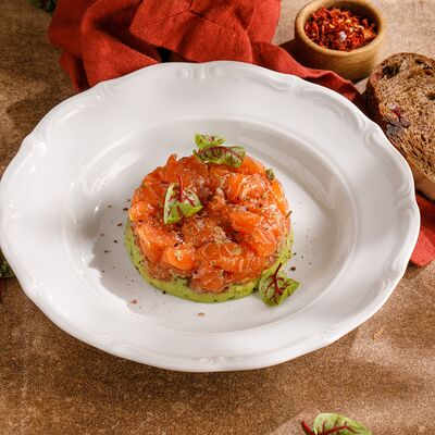 Тартар из лосося с авокадо и ржаным тостом в Хочу харчо по цене 1290 ₽