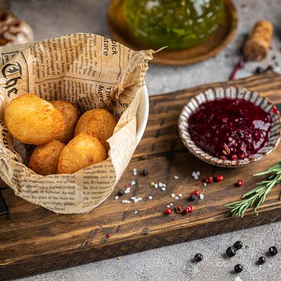 Сырные шарики с перцем халапеньо в Мясоед по цене 490 ₽