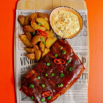 Ребра BBQ с картофелем и сырным соусом в Mexo Food Bar по цене 770 ₽