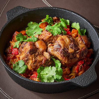 Пряные бычьи хвосты с овощным рагу в Бибирево по цене 1300 ₽