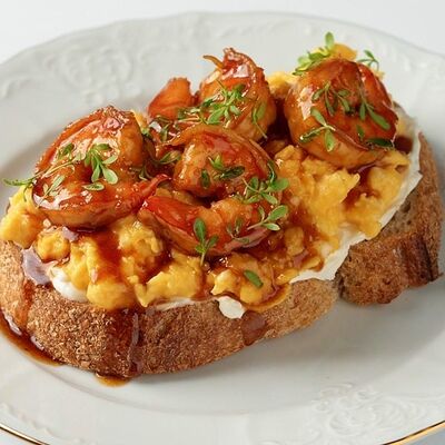 Тост с креветками, скрэмблом и мягким сыром в Blanche по цене 750 ₽